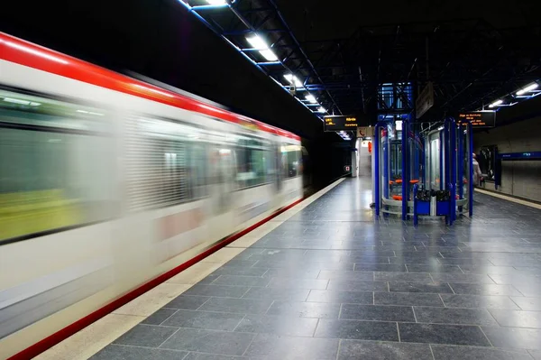 Timelapse de un tren de metro en movimiento a última hora — Foto de Stock