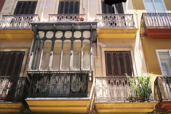 Baixo ângulo tiro de edifícios de apartamentos coloridos com varandas durante o dia — Fotografia de Stock