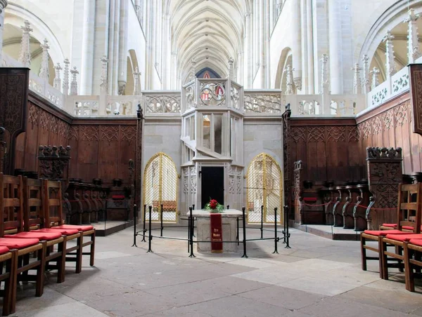 Prachtige opname van de kathedraal van Magdeburg met houtsnijwerk en lege stoelen — Stockfoto