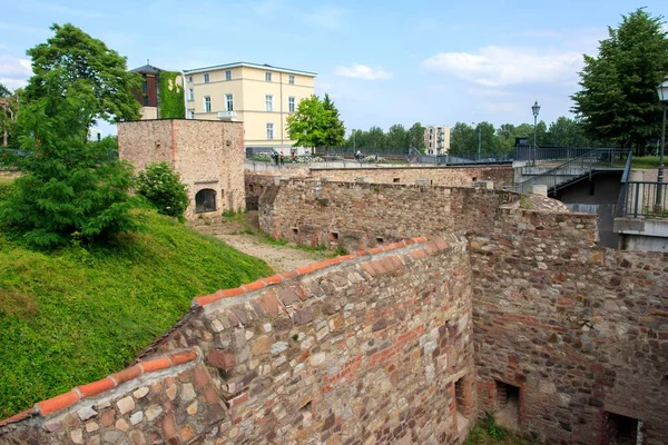 Beau plan en angle élevé des anciens murs de la vieille ville de Magdebourg restent — Photo