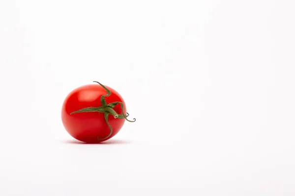 Eine Nahaufnahme Einer Kirschtomate Auf Weißem Hintergrund Perfekt Für Einen — Stockfoto