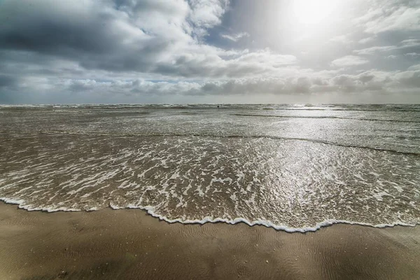 Okyanusun Güzel Bir Görüntüsü Bulutlu Gökyüzünün Altında Kıyıya Ulaşıyor Arka — Stok fotoğraf