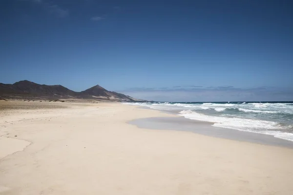 Schöne Aufnahme der Küste der Kanarischen Inseln auf Fuerteventura bei ruhigem Wetter — Stockfoto