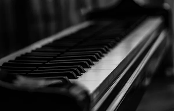 Ένα Γκρί Κοντινό Πλάνο Ενός Πιάνου — Φωτογραφία Αρχείου