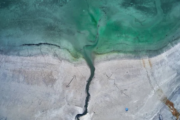 Plan grand angle de l'eau turquoise de la mer à côté du rivage avec gravures de flèches — Photo