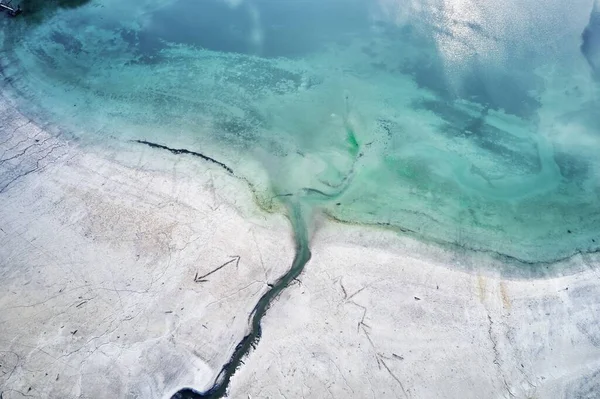 Hoge hoek opname van het turkoois water van de zee naast de kust met gravures van pijlen — Stockfoto