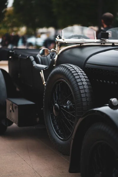 Balança vertical de baixo ângulo de um automóvel antigo preto - ótimo para um artigo sobre veículos retro — Fotografia de Stock