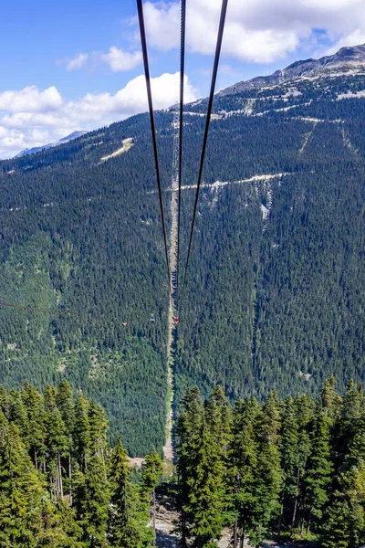 Ein Vertikaler Tiefflug Des Seils Der Seilbahnen Der Seilbahn Whistler — Stockfoto