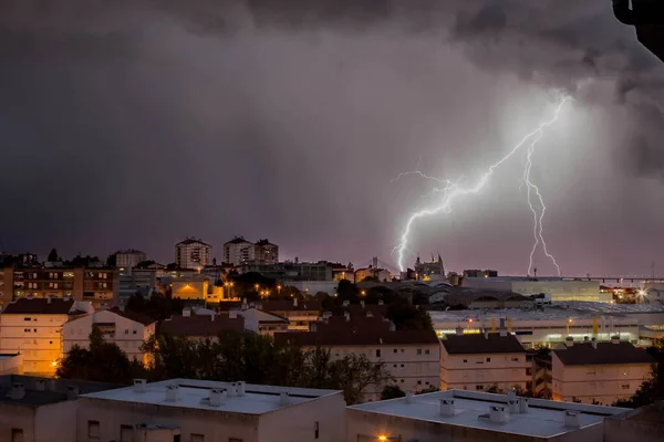 Una Ciudad Una Noche Tormentosa Con Relámpago Cielo —  Fotos de Stock