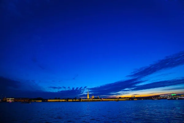 ロシア サンクトペテルブルクの歴史的なネヴァ川での息をのむような夜の風景 — ストック写真