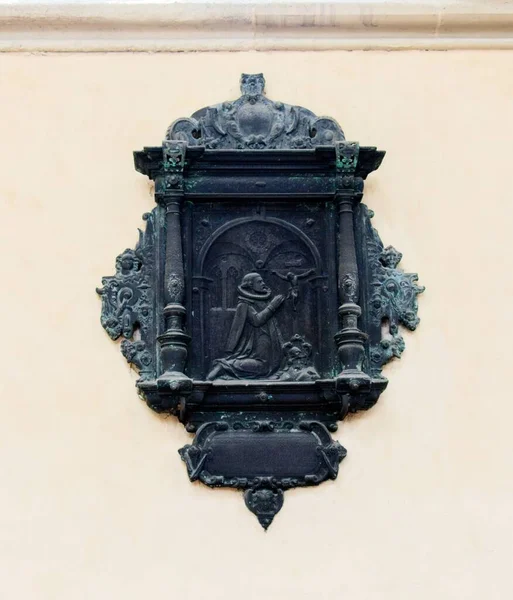 Cliché Vertical Sculpture Une Personne Priante Sur Mur Cathédrale Magdebourg — Photo