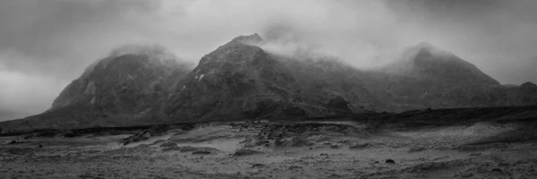 Uno Scatto Panoramico Delle Montagne Tra Nuvole Bianco Nero — Foto Stock