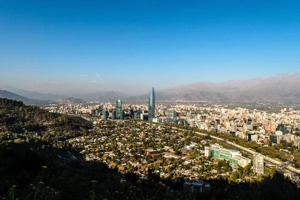 Plano Ángulo Alto Una Ciudad Con Dos Rascacielos Las Colinas — Foto de Stock