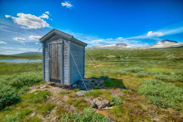 Vacker Bild Ett Trä Bärbart Badrum Mitten Ett Grönt Fält — Stockfoto