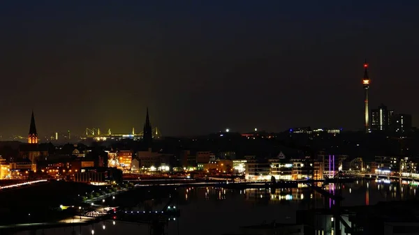 Tiro de ângulo alto do cenário urbano durante a noite — Fotografia de Stock