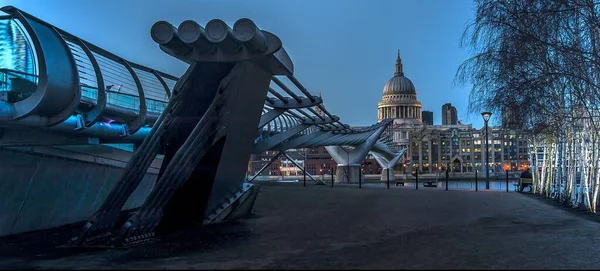 夜の古い建物と新しい建物のコントラストが美しい都市の風景のショット — ストック写真