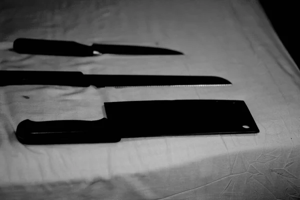 Ένα Κοντινό Πλάνο Των Διαφόρων Τύπων Μαχαίρια Ένα Τραπέζι Μαύρο — Φωτογραφία Αρχείου