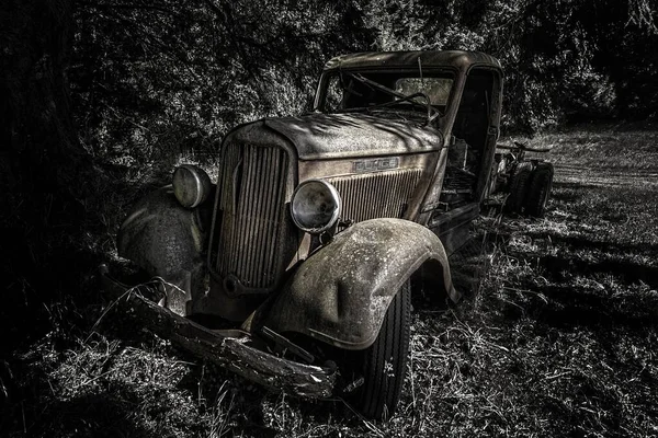 Gündüz Vakti Ormandaki Eski Bir Eski Arabanın Gri Tonlu Bir — Stok fotoğraf
