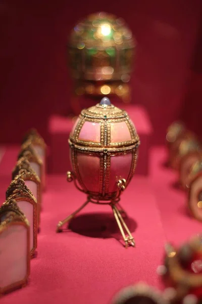 Verticale shot van een glanzende sieraden doos in een museum — Stockfoto