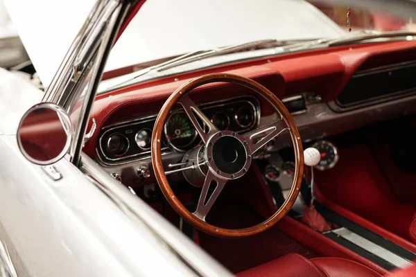 Güzel direksiyonlu, beyaz, eski bir arabanın yüksek açılı yakın çekimi. — Stok fotoğraf