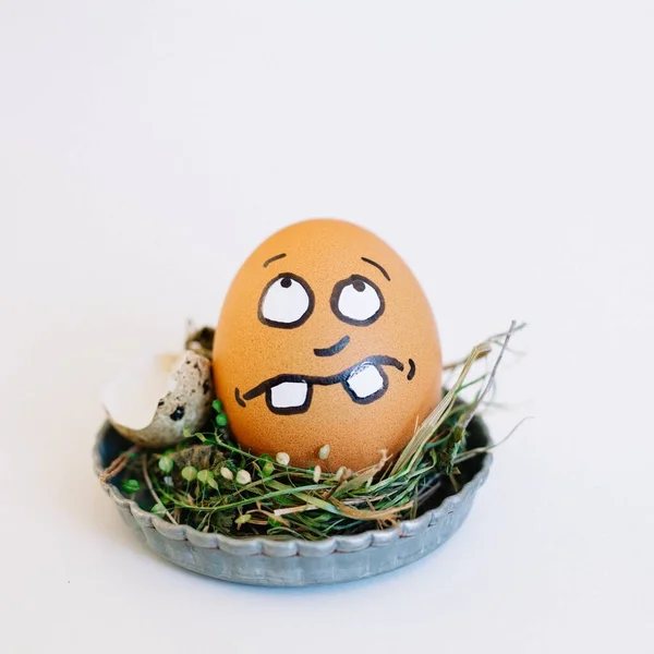 Beyaz Arka Planda Küçük Bir Tabakta Yumurtanın Üzerinde Belirsiz Bir — Stok fotoğraf