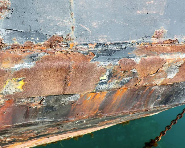 Ett Gammalt Fartyg Som Står Vid Hamnen Och Reflekterar Havet — Stockfoto
