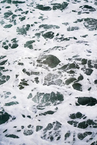 Tiro vertical del océano lleno de espuma - una buena opción para un fondo de pantalla vertical — Foto de Stock