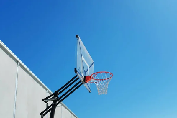 Ein Flacher Schuss Eines Basketballkorbs Unter Dem Schönen Klaren Himmel — Stockfoto