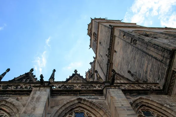 Captura de ángulo bajo de la Catedral de Magdeburgo bajo el hermoso cielo nublado —  Fotos de Stock