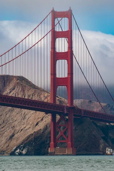 Низкоугольный Снимок Моста Золотые Ворота Сан Франциско Рекой Внизу Облачным — стоковое фото
