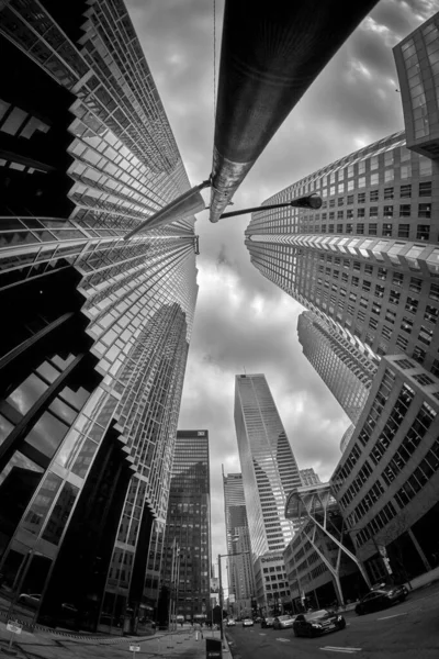 Uma Foto Escala Cinza Baixo Ângulo Edifícios Altos Distrito Financeiro — Fotografia de Stock