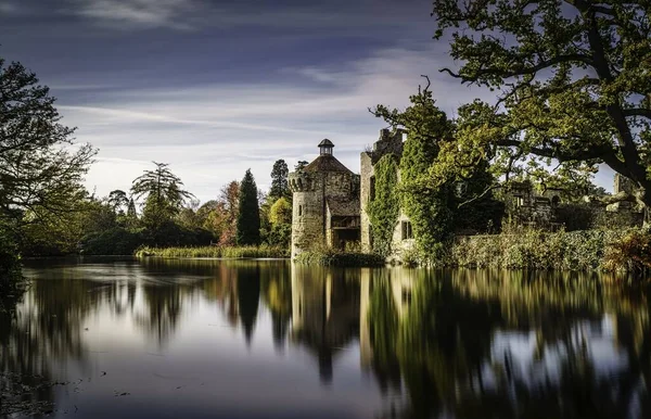 Uma Paisagem Bonita Castelo Que Reflete Lago Claro Cercado Por — Fotografia de Stock