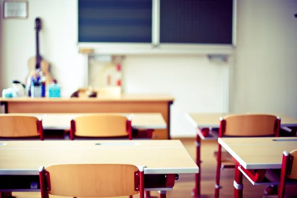 Una Hermosa Foto Aula Una Escuela Primaria Con Escritorios Una —  Fotos de Stock