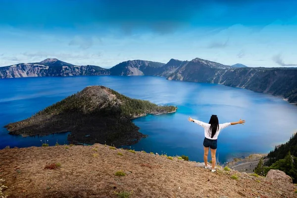 Hög Vinkel Skott Svarthårig Kvinna Som Står Kulle Och Beundrar — Stockfoto