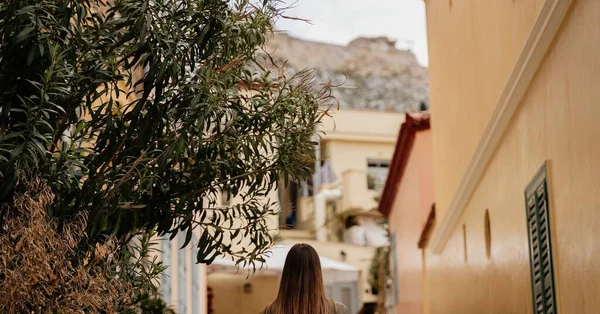 Uno Scatto Selettivo Una Donna Che Guarda Edificio — Foto Stock