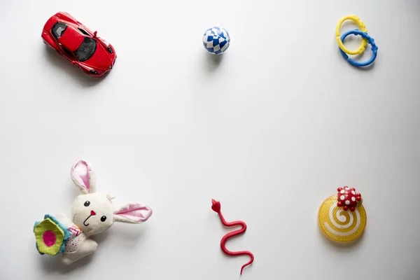 Εναέρια λήψη παιχνιδιών σε λευκή επιφάνεια μεγάλη για φόντο ή blog — Φωτογραφία Αρχείου
