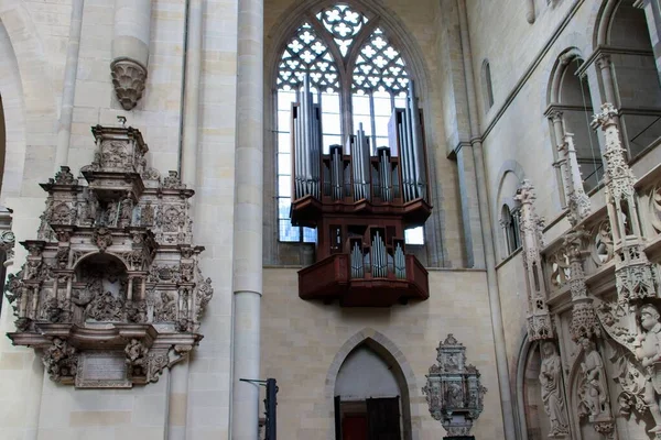 Schöne Aufnahme von Skulpturen und Bogenfenstern im Magdeburger Dom — Stockfoto