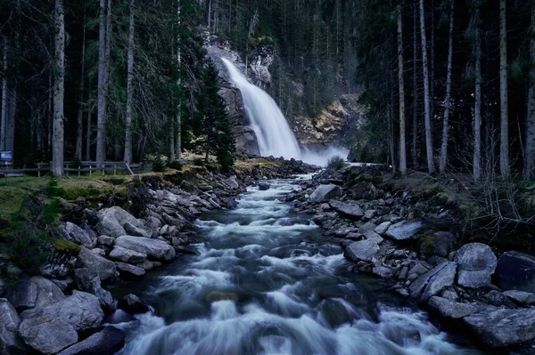 Krásný Záběr Řeky Pocházející Vodopádu Lese Vysokými Smrky — Stock fotografie