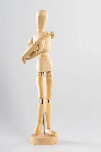 Eine Vertikale Aufnahme Einer Hölzernen Pose Puppe Die Ihre Arme — Stockfoto