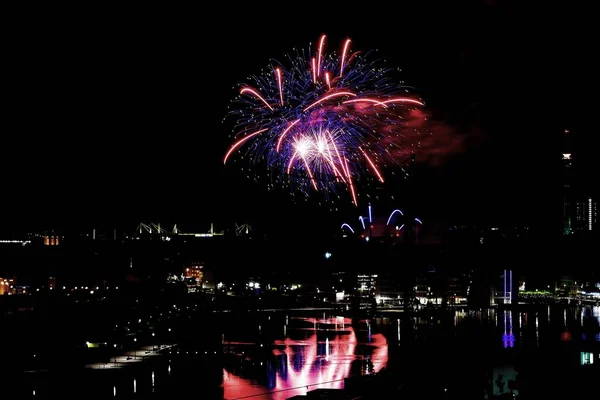 Schöne Aufnahme von Feuerwerk, das Licht verbreitet und eine festliche Atmosphäre schafft — Stockfoto