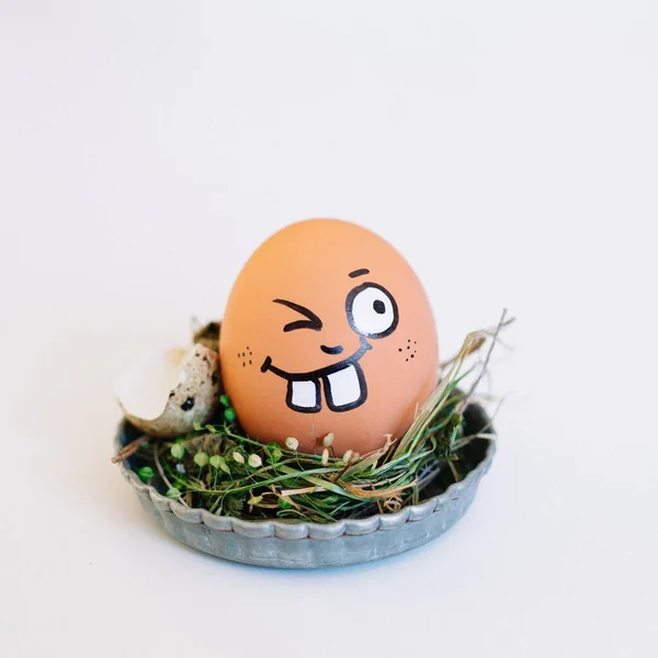 Beyaz Arka Planda Küçük Bir Tabakta Yumurtanın Üzerindeki Komik Bir — Stok fotoğraf