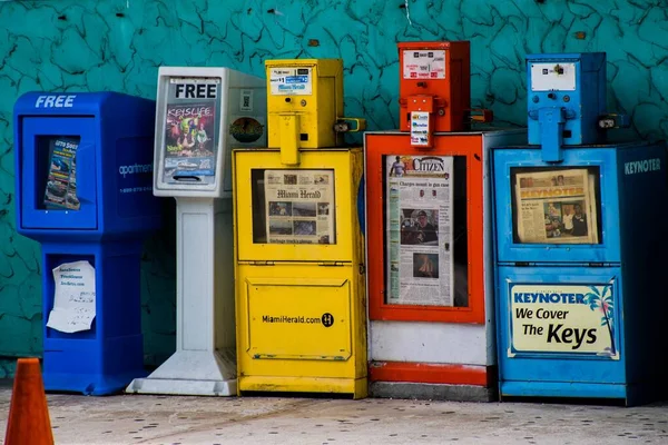 Key Largo United States Aug 2015 Colorful Newspaper Vending Boxes — ストック写真