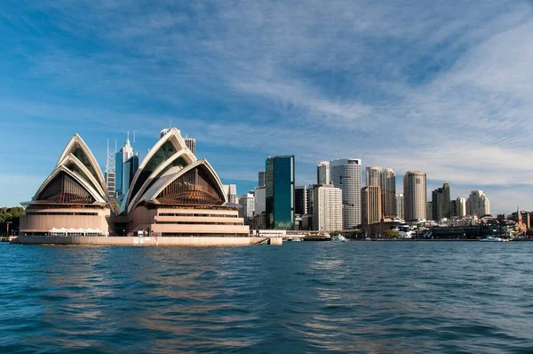 Sydney Opera Binası Güzel Denizin Kıyısındaki Yüksek Binaların Yanında — Stok fotoğraf