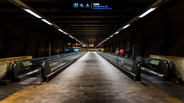 Les Trottoirs Mouvement Dans Une Station Métro — Photo