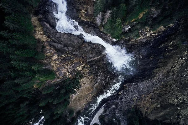 Захватывающий Дух Снимок Водопада Скале Окружении Леса Красивых Высоких Елок — стоковое фото
