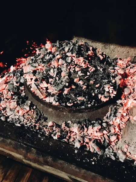 Tiro Vertical Carvão Quente Braseiro Noite — Fotografia de Stock