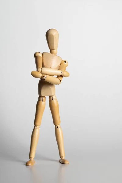Eine Vertikale Aufnahme Einer Hölzernen Pose Puppe Mit Verschränkten Armen — Stockfoto