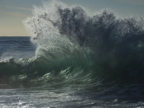 Красивый Снимок Высокой Вспененной Бирюзовой Волны Океане Идеально Подходит Обоев — стоковое фото