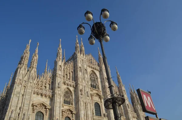 Миланский Собор Лампа Ярком Солнечном Свете Голубым Небом — стоковое фото