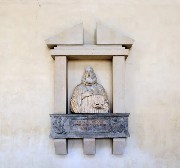 Primo piano della scultura di un santo nella cattedrale di Magdeburgo durante il giorno — Foto Stock